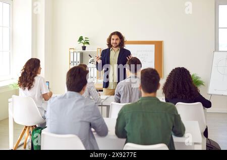 L'insegnante impartisce la conoscenza agli studenti adolescenti durante la lezione scolastica Foto Stock