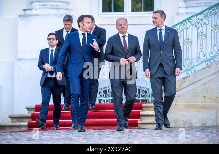 Gransee, Germania. 28 maggio 2024. Il Cancelliere federale Olaf Scholz (M, SPD), cammina accanto a Emmanuel Macron (l), Presidente della Francia, e Christian Lindner (FDP), Ministro federale delle Finanze, per una foto di famiglia al Consiglio ministeriale franco-tedesco di fronte al Schloss Meseberg, la guest House del governo federale. Crediti: Michael Kappeler/dpa/Alamy Live News Foto Stock