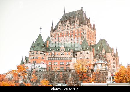 Il Frontenac Castle Fairmount Hotel nella vecchia città di Quebec in Canada con colori autunnali. Foto Stock