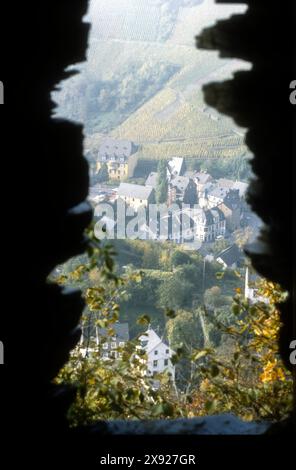 1984 immagine d'archivio della vista fino a Traben-Trarbach dal castello di Grevenburg sopra la città nella valle della Mosella centrale, Germania. Foto Stock