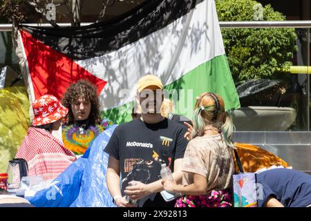 Gruppo di persone in un accampamento di protesta anti-Israele pro-palestinese nel campus del Fashion Institute of Technology il 1° maggio 2024 Foto Stock