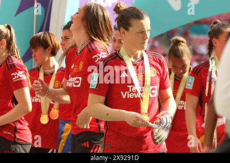 Hayley Ladd con coperchio trofeo finale Adobe fa Women's Cup, Manchester United Women vs Tottenham Hotspur Women Wembley Stadium Londra Regno Unito 12 maggio 2024 Foto Stock