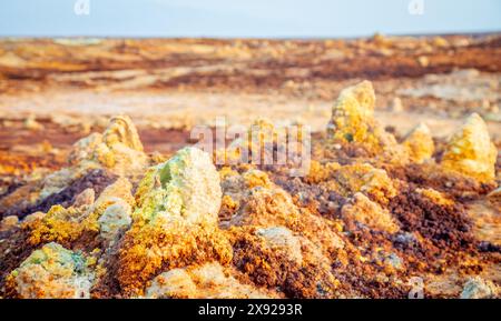 Minerali di zolfo si formano con il paesaggio vulcanico del deserto della depressione del Danakil, regione di Afar, Etiopia Foto Stock