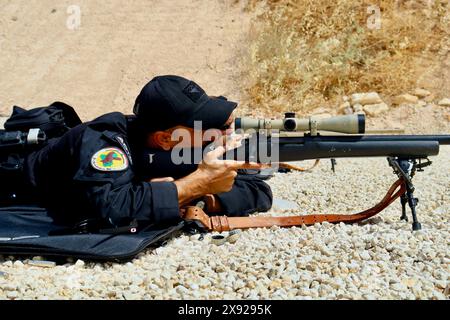 11 maggio 2024 - Amman, Giordania - i membri dell'Iraqi Counter Terrorism Service vedono i loro fucili durante l'Eager Lion 24 al King Abdullah II Operations Training Center, Giordania, 11 maggio 2024. Eager Lion 24 è un esercizio multilaterale, con 33 nazioni partecipanti, ospitato dal Regno hascemita di Giordania, progettato per scambiare competenze militari e migliorare l'interoperabilità tra le nazioni partner, e considerato il caposaldo di una più ampia relazione militare degli Stati Uniti con le forze armate giordane. La Giordania è uno dei partner più forti e affidabili del comando centrale degli Stati Uniti nella sottoregione Levante. Foto Stock