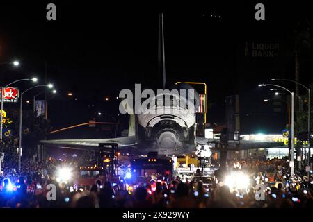 In migliaia di orbite terrestri, lo Space Shuttle Endeavour ha percorso più di 123 milioni di miglia, l'ultima missione è stata a Los Angeles da Los Angeles ai Foto Stock