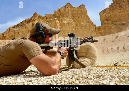 11 maggio 2024 - Amman, Giordania - Un berretto verde con 5th Special Forces Group (Airborne) mirati nel suo fucile per carabina M-4 durante Eager Lion 24 al King Abdullah II Operations Training Center, Giordania, 11 maggio 2024. Eager Lion 24 è un esercizio multilaterale, con 33 nazioni partecipanti, ospitato dal Regno hascemita di Giordania, progettato per scambiare competenze militari e migliorare l'interoperabilità tra le nazioni partner, e considerato il caposaldo di una più ampia relazione militare degli Stati Uniti con le forze armate giordane. La Giordania è uno dei partner più forti e affidabili del comando centrale degli Stati Uniti Foto Stock