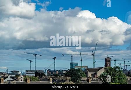 Gru per la costruzione sopra lo skyline dell'area di East Wall e dei docklands a Dublino, Irlanda. Foto Stock