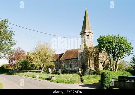 Pett, vicino a Hastings, East Sussex, Regno Unito, con la chiesa vittoriana di St Mary & St Peter Foto Stock