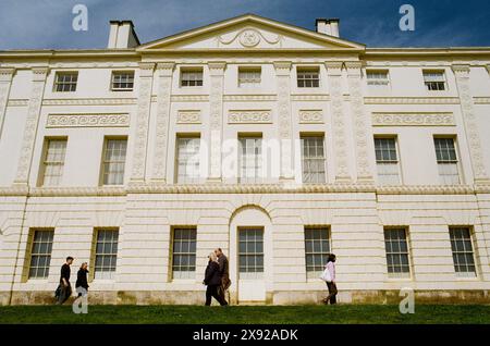 La facciata sud di Kenwood House, Hampstead Heath, Londra Regno Unito, con passanti Foto Stock