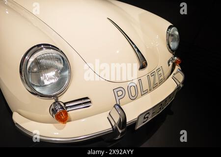 Auto della polizia beige d'epoca Porsche 356 Cabriolet, auto sportiva di lusso retrò azienda austriaca Porsche, auto Oldtimer, stile retrò, mostra Museo Porsc Foto Stock