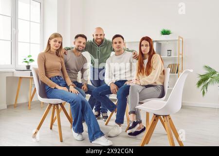 Ritratto di gruppo sorridente nell'impostazione Office Foto Stock