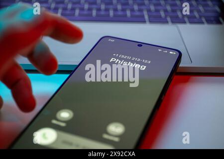 Concetto di chiamata tramite phishing sul telefono cellulare. La persona riceve un avviso di chiamata phish. Chiamata da un numero sconosciuto a tarda notte. Truffa, frode o phishing con Foto Stock