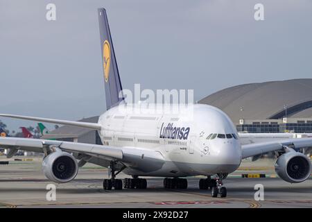 Lufthansa Airbus A380-800 con registrazione D-AIMN ha mostrato il rullaggio in preparazione del decollo all'aeroporto internazionale di Los Angeles (LAX). Foto Stock