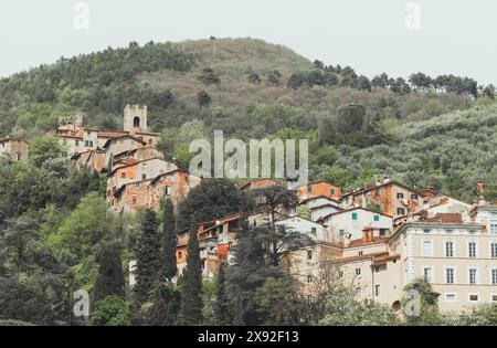 La storica città vecchia collinare di Collodi in Toscana, Italia. La città è sede di Pinocchio ed è una popolare attrazione turistica, con strade ripide. Foto Stock