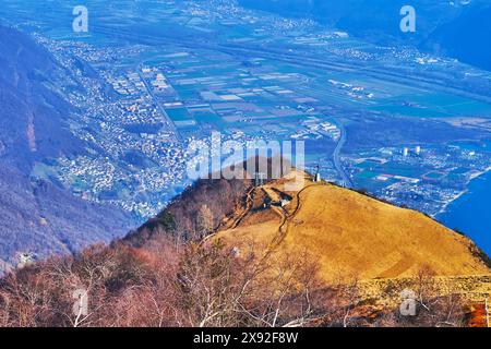 La croce in cima all'Alpe Cardada e alla valle del Lago maggiore, come si vede dal pendio di Cardada Cimetta, Ticino, Svizzera Foto Stock