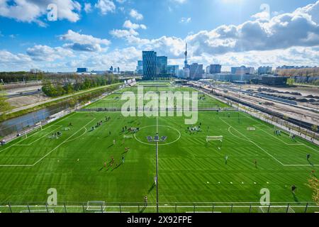 Paesi Bassi, Amsterdam - 10 aprile 2024: Vista dei campi da calcio nel quartiere Zuidas dall'edificio della valle Foto Stock