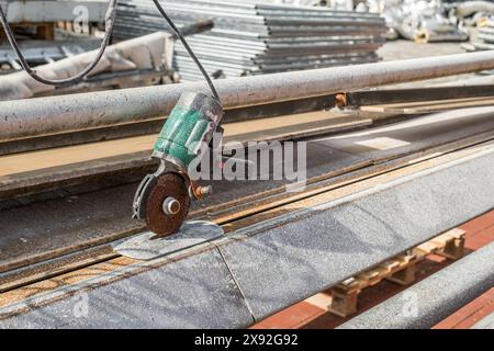 varie macchine industriali abbandonate nel cantiere Foto Stock