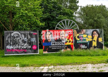 Manifesti elettorali di FDP, SPD, Verdi, spalmati di simboli e slogan, scritti, spruzzati, in parte con slogan di destra, su Friedr Foto Stock