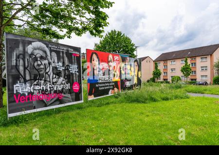 Manifesti elettorali di FDP, SPD, Verdi, spalmati di simboli e slogan, scritti, spruzzati, in parte con slogan di destra, su Friedr Foto Stock