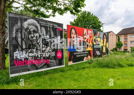 Manifesti elettorali di FDP, SPD, Verdi, spalmati di simboli e slogan, scritti, spruzzati, in parte con slogan di destra, su Friedr Foto Stock