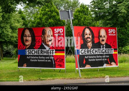 Cartelloni elettorali della SPD, spalmati di simboli e slogan, scritti, spruzzati, in parte con slogan di destra, su Spitzwegstraße, Foto Stock