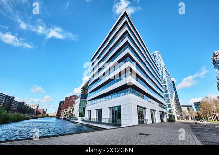 Paesi Bassi, Amsterdam - 10 aprile 2024: Moderni edifici per uffici nel distretto di Zuidas, Van Leijenberghlaan Foto Stock
