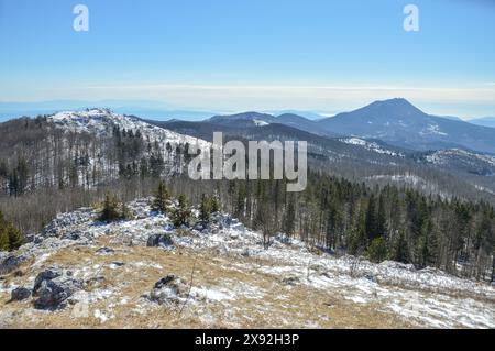 Splendida vista dalla cima della montagna da Veliki Planik sul monte Cicarija con la vetta più alta del monte Ucka (Vojak) sullo sfondo Foto Stock