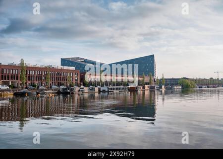 Paesi Bassi, Amsterdam - 10 aprile 2024: Vista dell'iconico edificio moderno conosciuto come la balena a Sporenburg, Docklands orientali Foto Stock