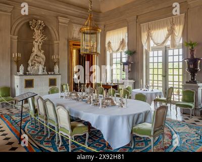 Champ de Bataille, Francia, Normandia, 9 maggio 2024. Elegante tavolo da pranzo nella sala principale del Castello Champ de Bataille nel nord della Francia, barattolo d'argento Foto Stock