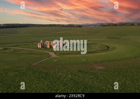 Vista aerea di Stonehenge, tramonto, Salisbury Plain, Wiltshire, Inghilterra, REGNO UNITO Foto Stock