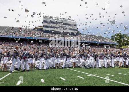 West Point, Stati Uniti. 25 maggio 2024. I cadetti della United States Military Academy celebrano lanciando i loro cappelli in aria dopo la cerimonia di laurea e di commissionamento al Michie Stadium, il 25 maggio 2024, a West Point, New York. Credito: Kyle Osterhoudt/U.S. Army/Alamy Live News Foto Stock