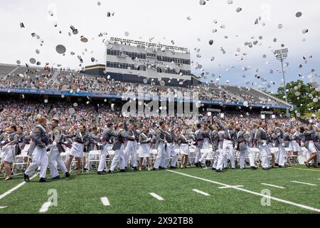 West Point, Stati Uniti. 25 maggio 2024. I cadetti della United States Military Academy celebrano lanciando i loro cappelli in aria dopo la cerimonia di laurea e di commissionamento al Michie Stadium, il 25 maggio 2024, a West Point, New York. Credito: Kyle Osterhoudt/U.S. Army/Alamy Live News Foto Stock