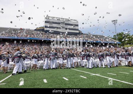 West Point, Stati Uniti. 25 maggio 2024. I cadetti della United States Military Academy celebrano lanciando i loro cappelli in aria dopo la cerimonia di laurea e di commissionamento al Michie Stadium, il 25 maggio 2024, a West Point, New York. Credito: Kyle Osterhoudt/U.S. Army/Alamy Live News Foto Stock