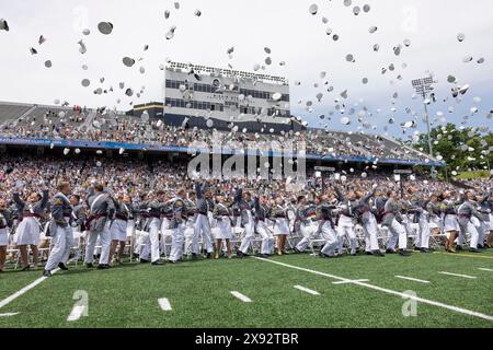 West Point, Stati Uniti. 25 maggio 2024. I cadetti della United States Military Academy celebrano lanciando i loro cappelli in aria dopo la cerimonia di laurea e di commissionamento al Michie Stadium, il 25 maggio 2024, a West Point, New York. Credito: Kyle Osterhoudt/U.S. Army/Alamy Live News Foto Stock