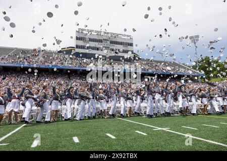 West Point, Stati Uniti. 25 maggio 2024. I cadetti della United States Military Academy celebrano lanciando i loro cappelli in aria dopo la cerimonia di laurea e di commissionamento al Michie Stadium, il 25 maggio 2024, a West Point, New York. Credito: Kyle Osterhoudt/U.S. Army/Alamy Live News Foto Stock