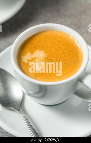 Caffè espresso italiano caldo e scuro in una tazza Foto Stock