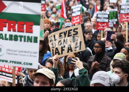 Londra, Regno Unito 28 maggio 2024. Decine di migliaia di persone si sono riunite fuori Downing Street questa sera per protestare contro l'assalto di Israele a Rafah, che ha provocato il bruciamento di civili palestinesi vivi nelle loro tende, descritto dal primo ministro israeliano Netanyahu come "un tragico incidente”, chiedere un cessate il fuoco immediato e condannare Rishi Sunak e Keir Starmer e i loro partiti con le prossime elezioni. La protesta ha portato Whitehall ad essere chiusa al traffico e si è conclusa con un seggio fuori Downing Street. Credito : Monica Wells/Alamy Live News Foto Stock