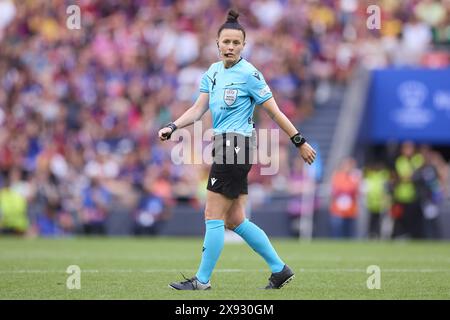 L'arbitro Rebecca Weich durante la finale di UEFA Women's Champions League tra il Barcellona e l'Olympique Lyonnais il 25 maggio 2024 allo stadio San Mames di Bilbao, in Spagna Foto Stock