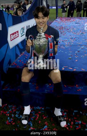 Lee Kang-in del PSG celebra la vittoria dopo la finale di Coppa di Francia tra Olympique Lyonnais (OL, Lione) e Paris Saint-Germain (PSG) il 25 maggio 2024 allo Stade Pierre Mauroy, Decathlon Arena di Villeneuve-d'Ascq vicino a Lille, Francia Foto Stock