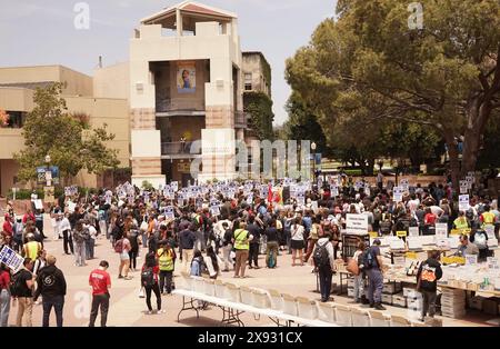 Los Angeles, Stati Uniti. 28 maggio 2024. I lavoratori accademici protestano presso l'Università della California (UC), Los Angeles, a Los Angeles, California, Stati Uniti, il 28 maggio 2024. I lavoratori accademici dell'Università della California (UC) di Los Angeles hanno abbandonato il lavoro martedì per protestare contro la gestione delle proteste pro-palestinesi da parte del sistema universitario pubblico. Crediti: Zeng Hui/Xinhua/Alamy Live News Foto Stock