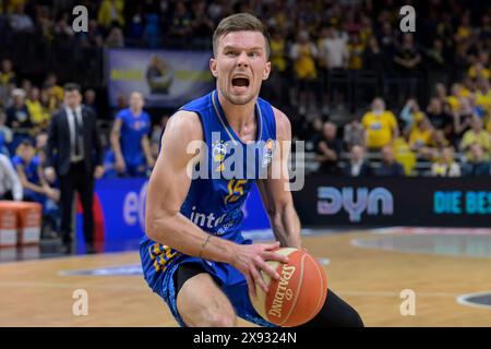 Berlino, Germania. 28 maggio 2024. GER, Berlin, Basketball, Alba Berlin vs Chemnitz Niners, BBL, Basketball, Uber Arena, 28.05. 2024, semifinali di playoff, Martin Hermansson (Alba Berlin, 15), crediti: HMB Media/Alamy Live News Foto Stock