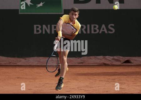 Luca Nardi dell'Italia durante il giorno 1 del Roland-Garros 2024, torneo di tennis del grande Slam del 2024, il 26 maggio 2024 allo stadio Roland-Garros di Parigi, Francia Foto Stock