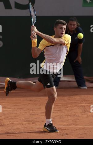 Luca Nardi dell'Italia durante il giorno 1 del Roland-Garros 2024, torneo di tennis del grande Slam del 2024, il 26 maggio 2024 allo stadio Roland-Garros di Parigi, Francia Foto Stock