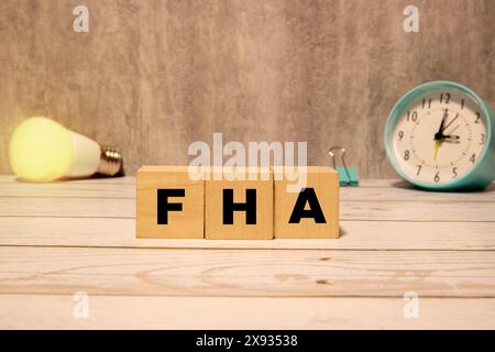 FHA su cubi di legno con lente di ingrandimento e calcolatrice Foto Stock