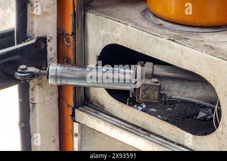 Sistema pneumatico di porte di autobus pieghevoli presso l'autobus dei trasporti pubblici Foto Stock