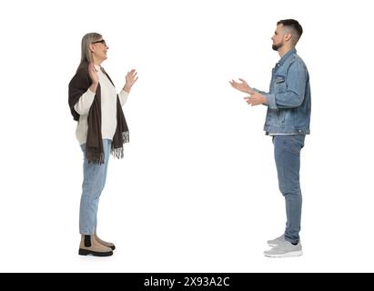 Un giovane e una donna anziana che parlano su sfondo bianco. Dialogo Foto Stock