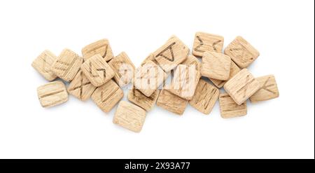 Pila di rune di legno isolato su bianco, vista dall'alto Foto Stock