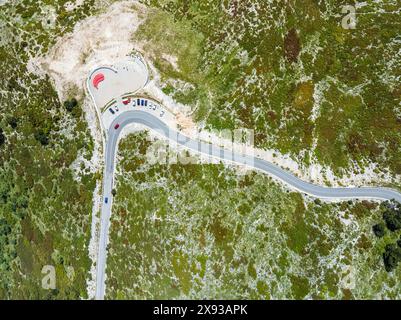 Dall'alto in basso sul passo di Llogara da un drone, Panorama Llogara, Monti Cerauniani, Albania Foto Stock