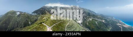 Panorama delle montagne sul passo di Llogara da un drone, Panorama Llogara, Monti Cerauniani, Albania Foto Stock