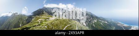 Panorama delle montagne sul passo di Llogara da un drone, Panorama Llogara, Monti Cerauniani, Albania Foto Stock